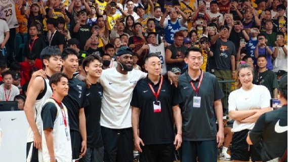 詹姆斯中国行场边豪华阵容，体育跨界巨头云集