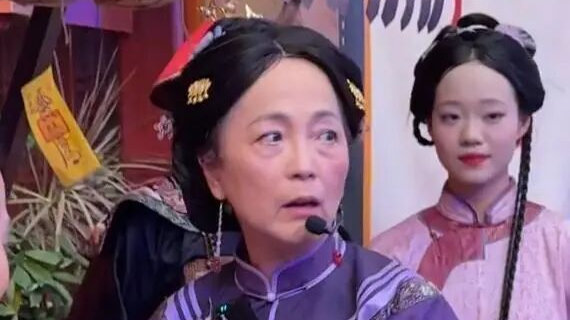 62岁“石榴姐”苑琼丹近照曝光，面容浮肿显老，此前转战直播带货