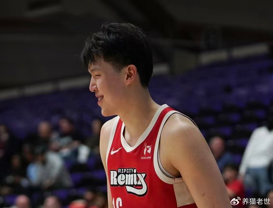 杨瀚森迎里程碑之夜！轰31+8+3致敬姚明，带伤出战仍能降维打击！