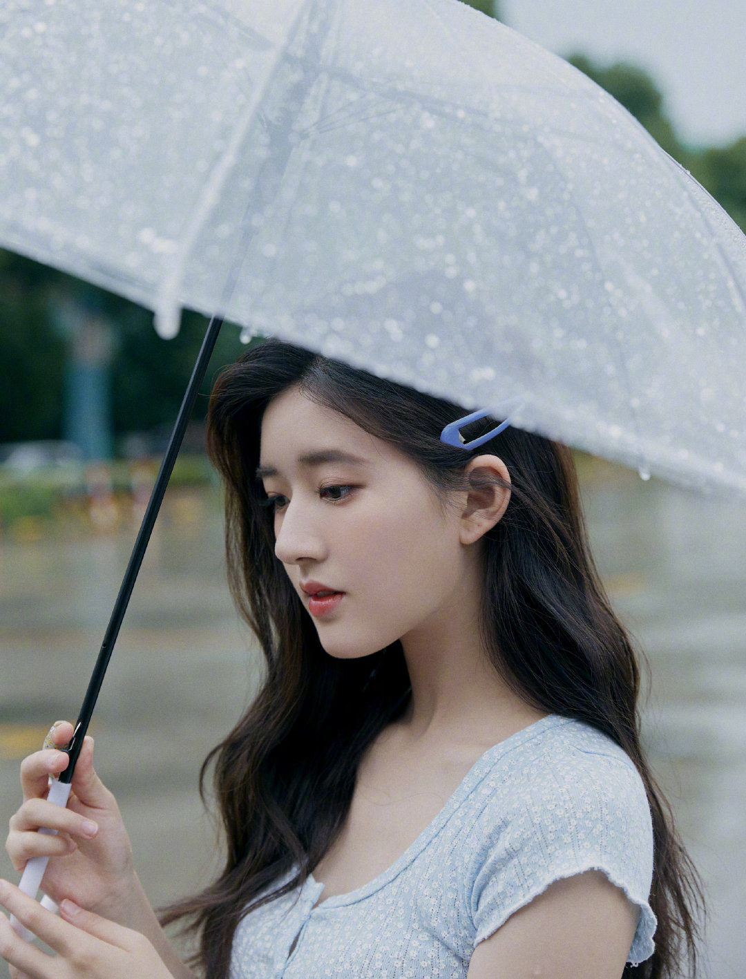 赵露思|一则私服分享夏日微雨中撑伞的复古油画少女
