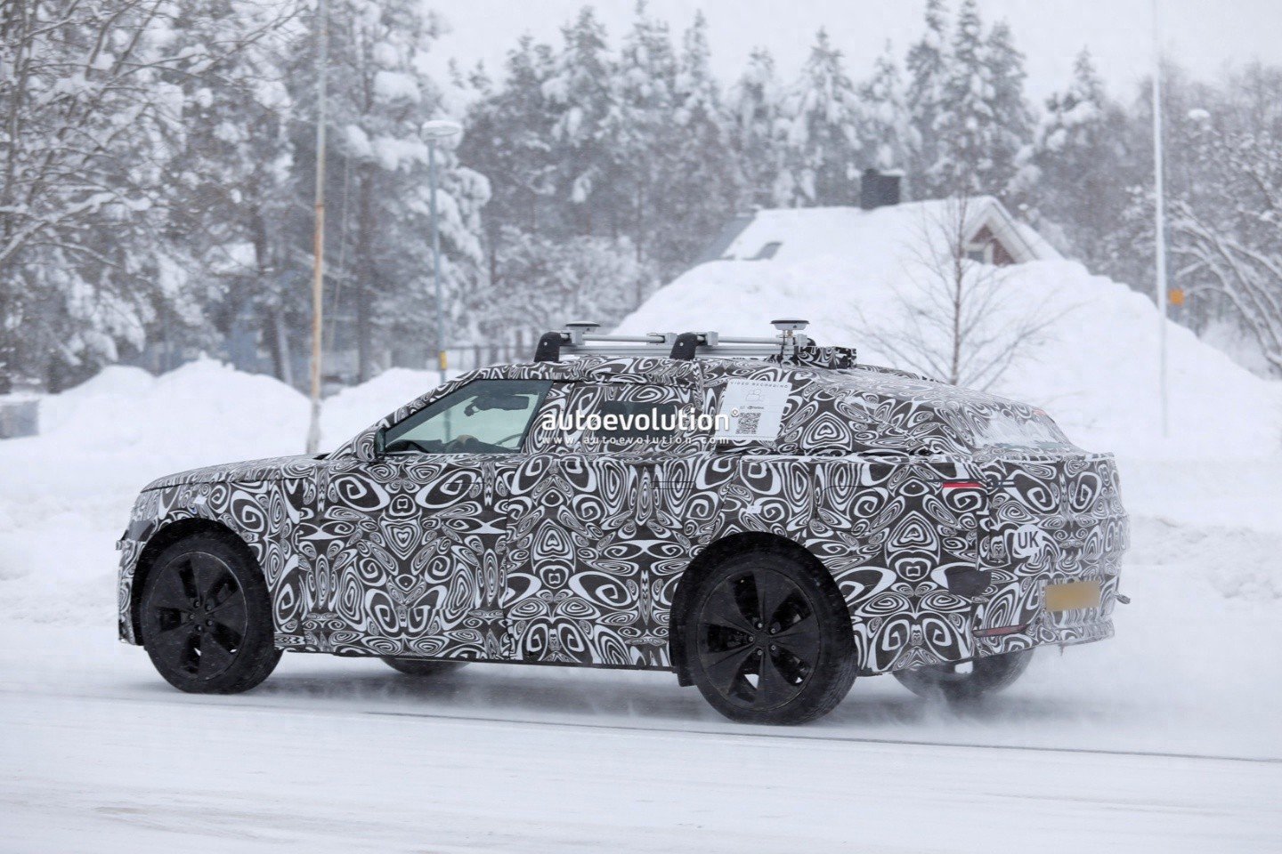 2027款路虎揽胜极光纯电版路测曝光，隐藏门把手配车顶摄像头