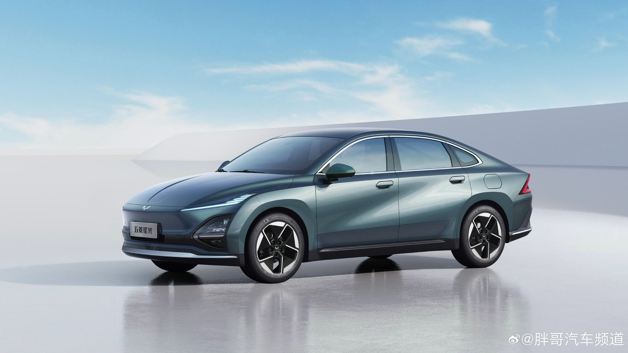 五菱首款轿车—星光……