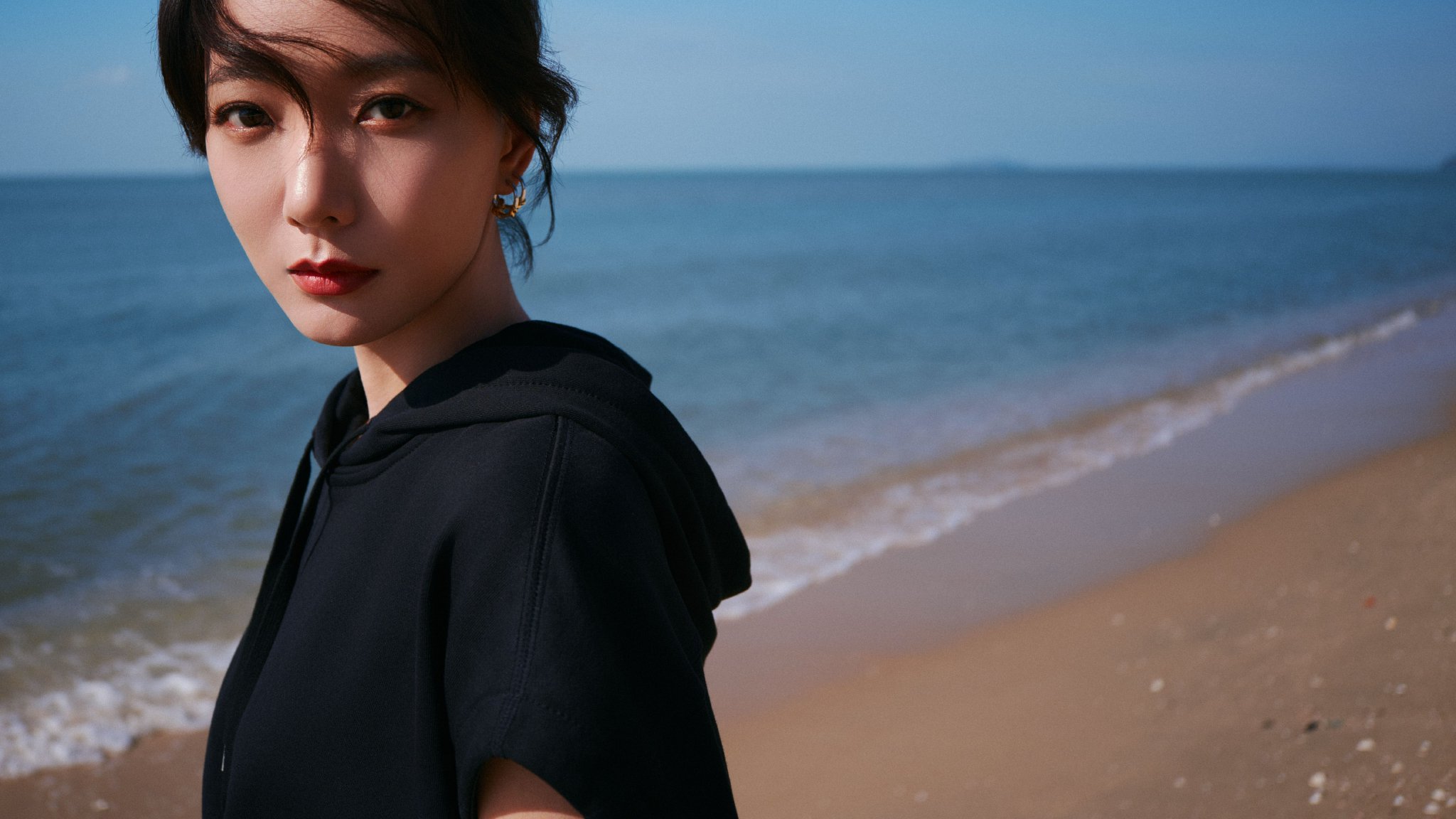 王珞丹汕尾轻装出游，享受惬意假期