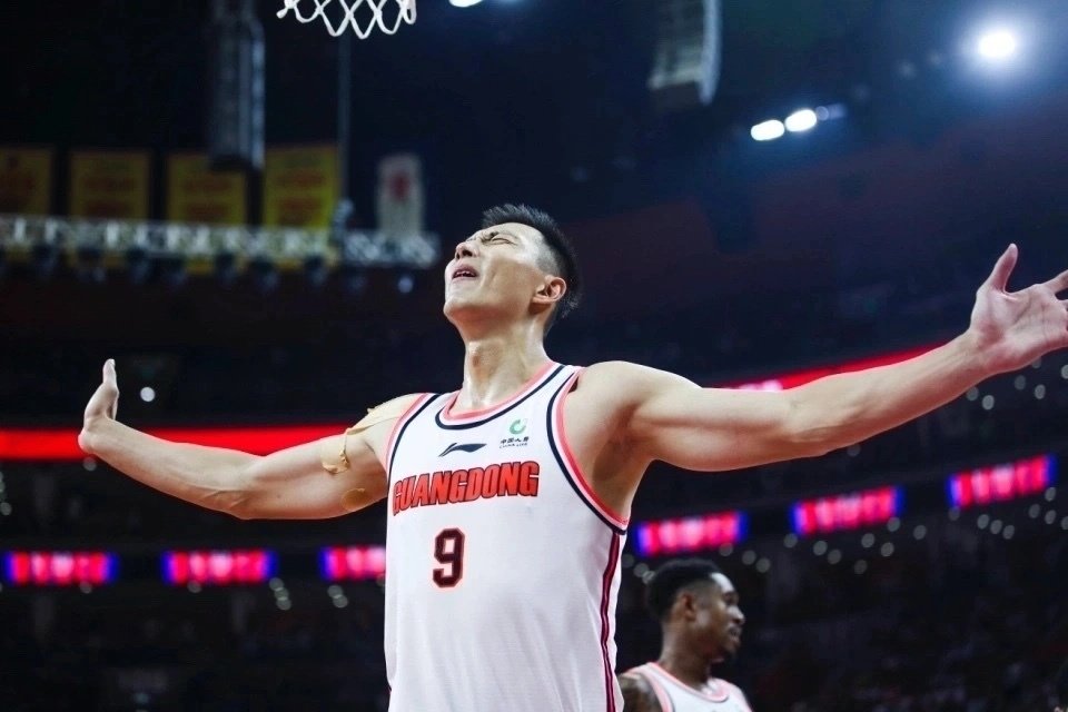 易建联低调复出！连续公开亮相+打高尔夫 彻底摆脱风波影响 罕见露笑