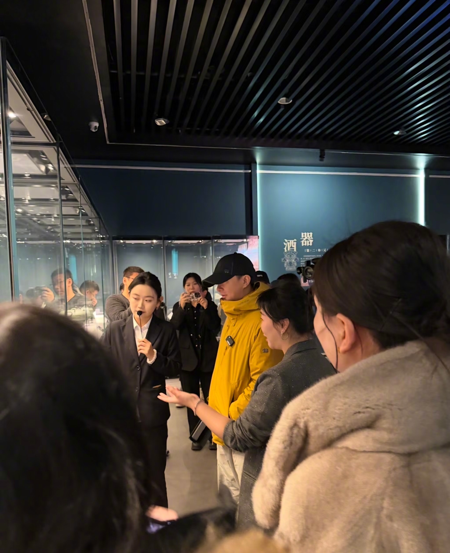 哇塞，网友分享在哈尔滨美术馆兽首展偶遇韩庚！好幸运 人群中很亮眼哎