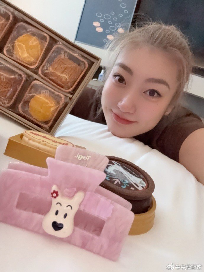 女篮球员贺中秋！李梦晒美照+张茹搞怪动态：不想吃月饼？来喝胡辣汤