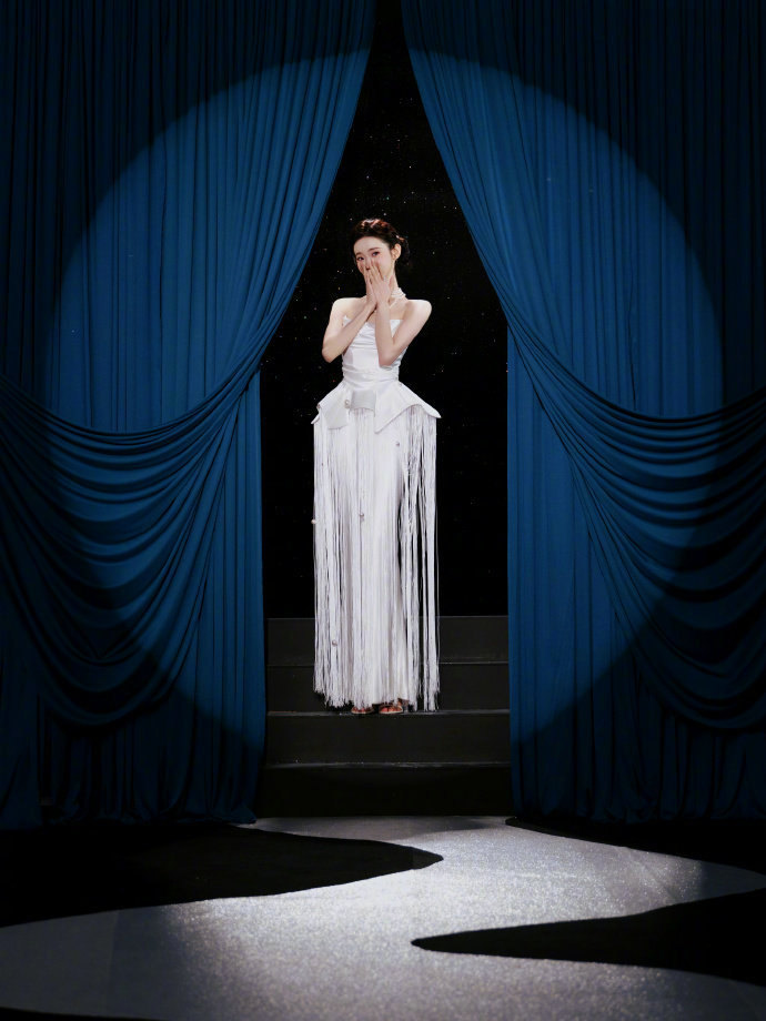 这种微微的雾感紫真的太适合张艺凡了