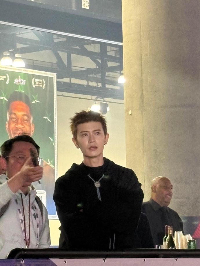 现身NBA全明星赛，好家伙，美国的嘉人们都在偶遇任嘉伦吧 我说不羡慕是假的
