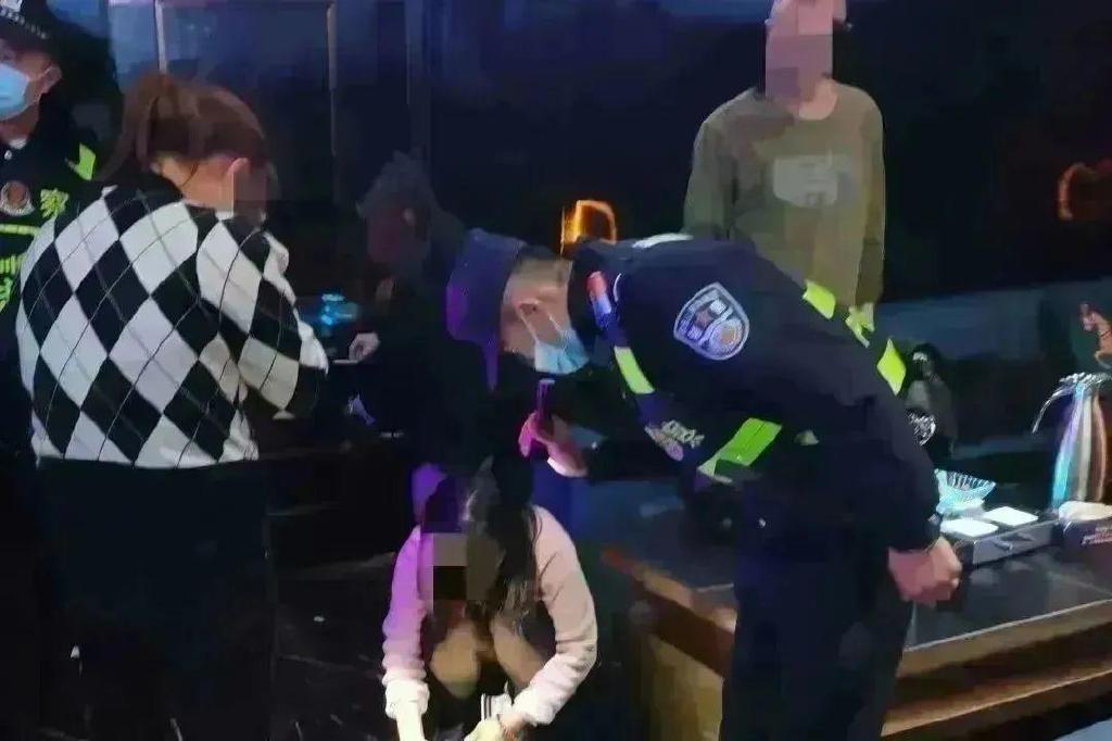 梧州″严打黄赌毒风暴″! 按摩店涉嫌卖淫嫖娼的钟某、黎某被抓获休闲区蓝鸢梦想 - Www.slyday.coM 梧州″严打黄赌毒风暴″! 按摩店涉嫌卖淫嫖娼的钟某、黎某被抓获休闲区蓝鸢梦想 - Www.slyday.coM