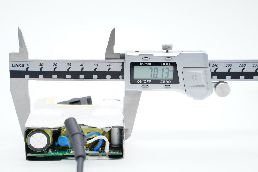 能败家的地方又多了,华硕ROG 100W PD快充充电器拆解休闲区蓝鸢梦想 - Www.slyday.coM 能败家的地方又多了,华硕ROG 100W PD快充充电器拆解休闲区蓝鸢梦想 - Www.slyday.coM