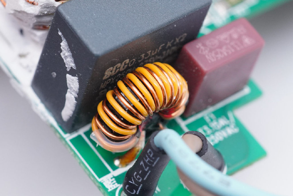 能败家的地方又多了,华硕ROG 100W PD快充充电器拆解休闲区蓝鸢梦想 - Www.slyday.coM 能败家的地方又多了,华硕ROG 100W PD快充充电器拆解休闲区蓝鸢梦想 - Www.slyday.coM