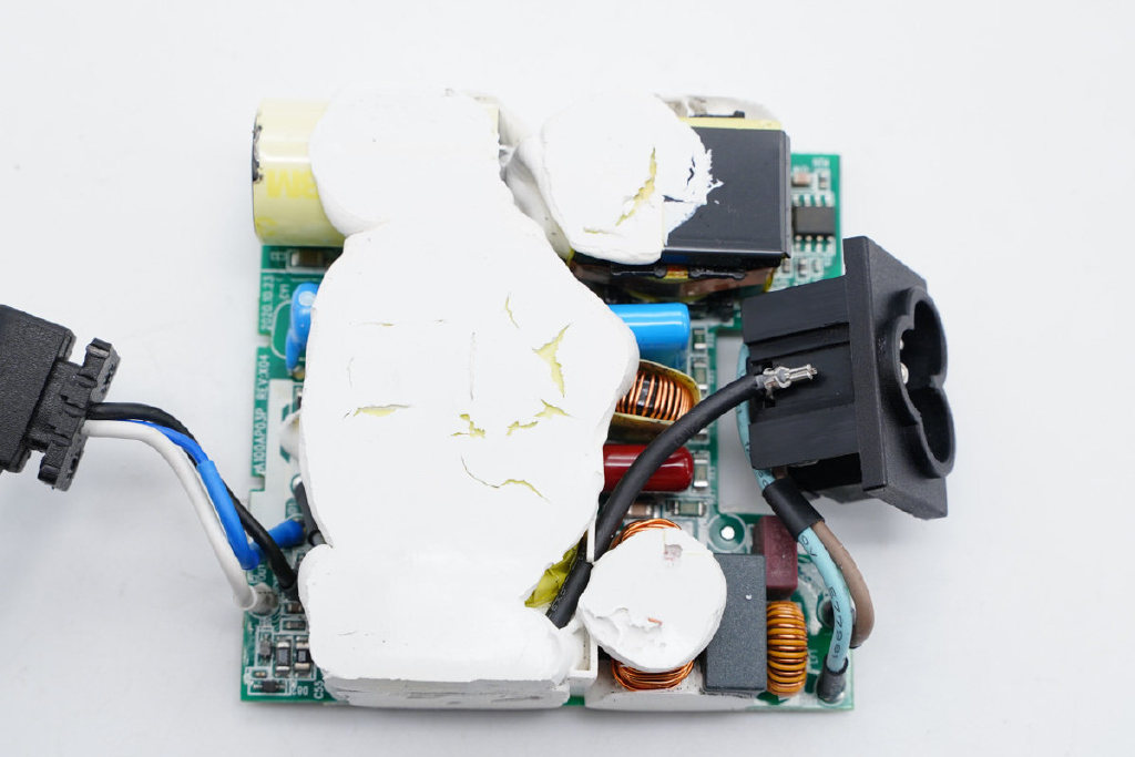 能败家的地方又多了,华硕ROG 100W PD快充充电器拆解休闲区蓝鸢梦想 - Www.slyday.coM 能败家的地方又多了,华硕ROG 100W PD快充充电器拆解休闲区蓝鸢梦想 - Www.slyday.coM