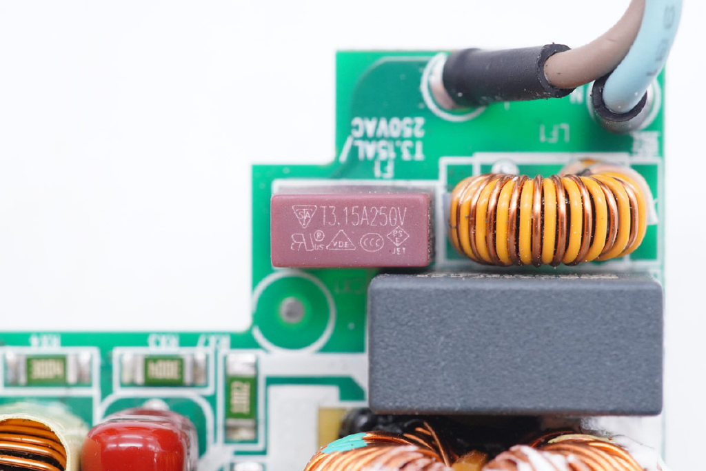 能败家的地方又多了,华硕ROG 100W PD快充充电器拆解休闲区蓝鸢梦想 - Www.slyday.coM 能败家的地方又多了,华硕ROG 100W PD快充充电器拆解休闲区蓝鸢梦想 - Www.slyday.coM