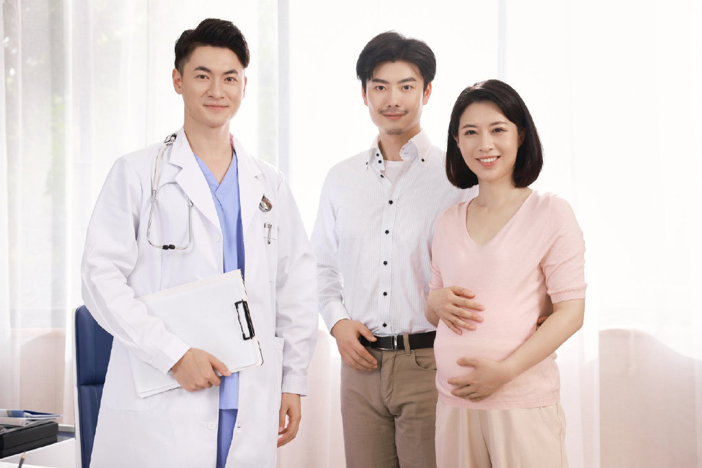 怀孕时妈妈要做10次常规产检，有4次产检，爸爸再忙也要陪同休闲区蓝鸢梦想 - Www.slyday.coM