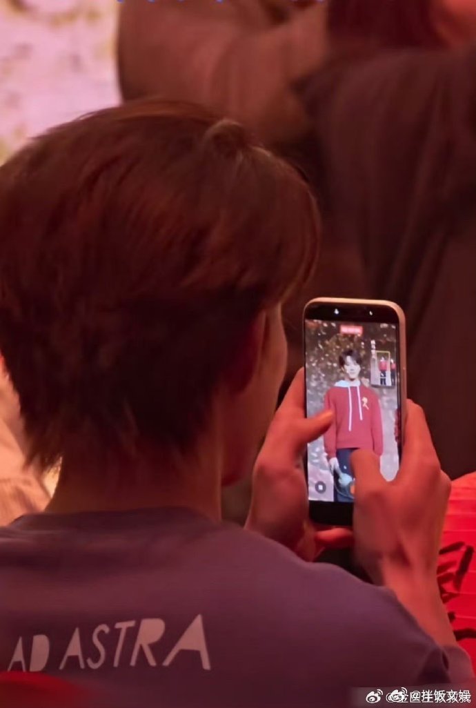 王鹤棣当起刘耀文站哥超专业，交出直拍的惊喜太足，两人的互动欢乐又暖心