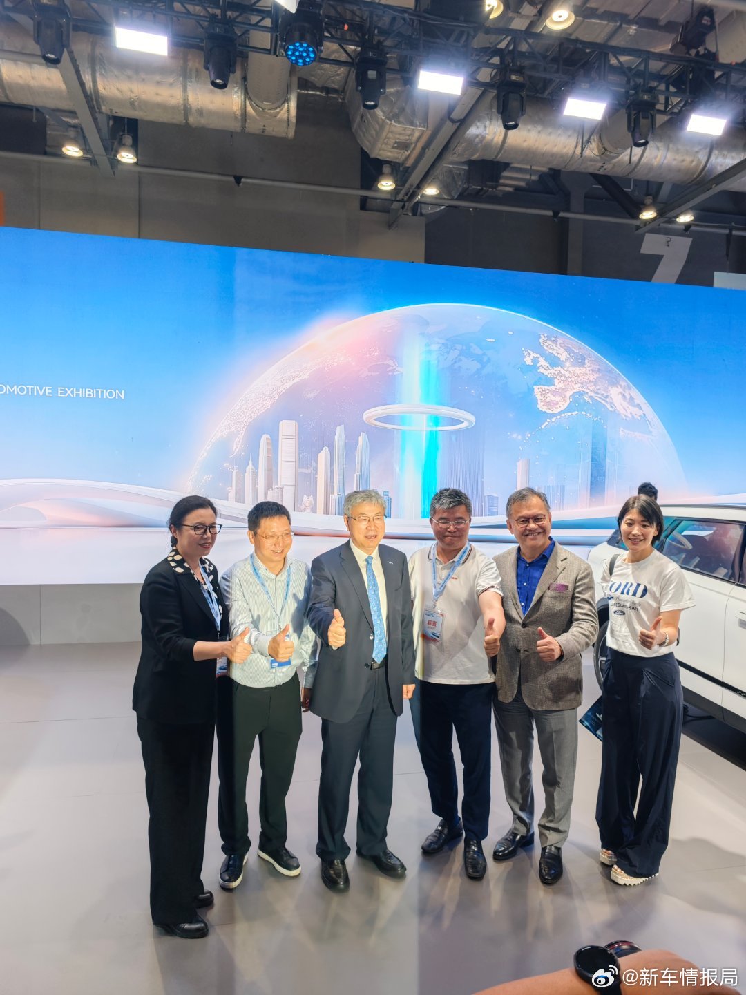 奇瑞尹同跃现身香港车展遭粉丝排队合影