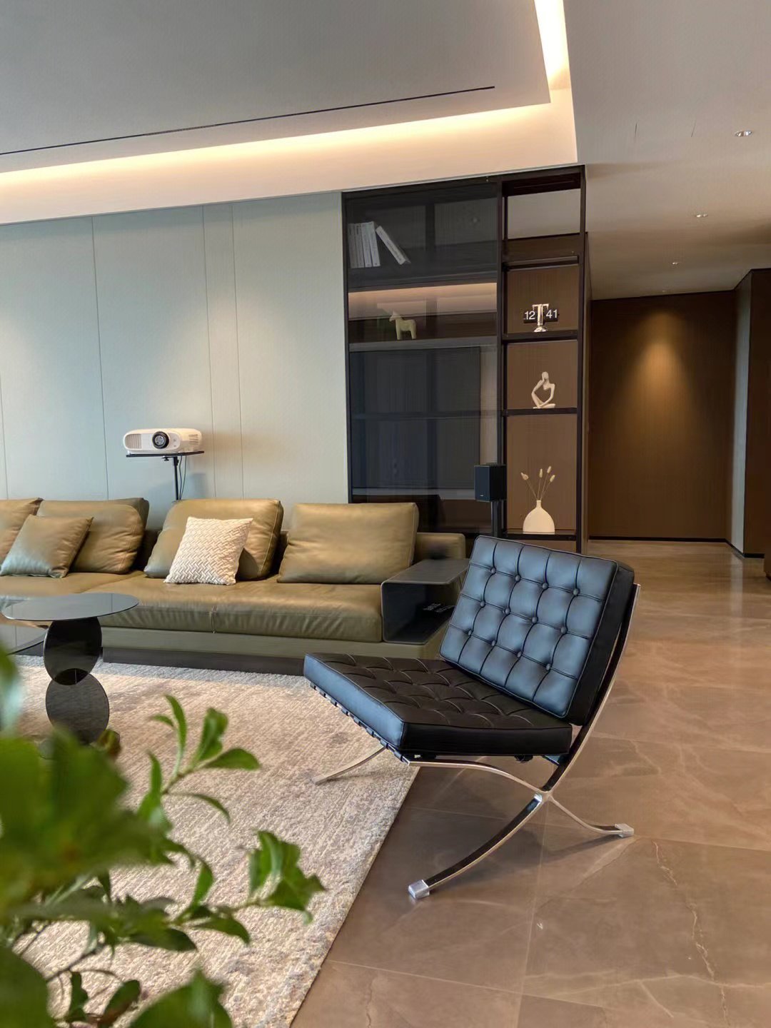 深色系现代简约家装搭配巴塞罗那椅提升格调