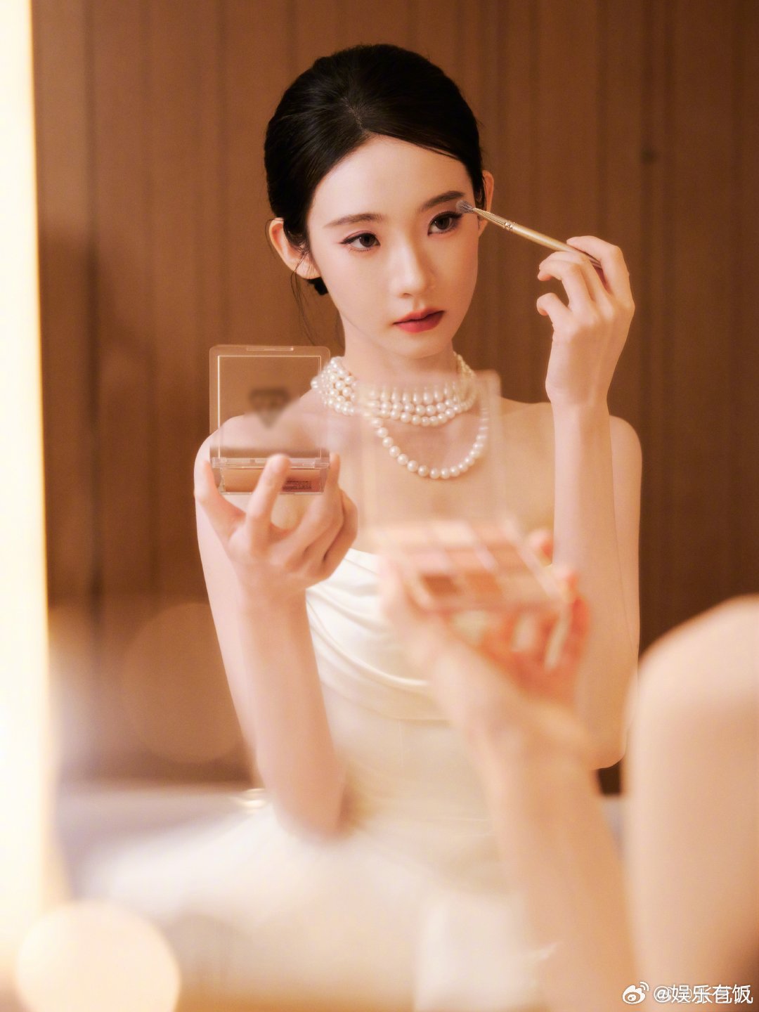 张艺凡粉紫眼影妆凸显清冷破碎感