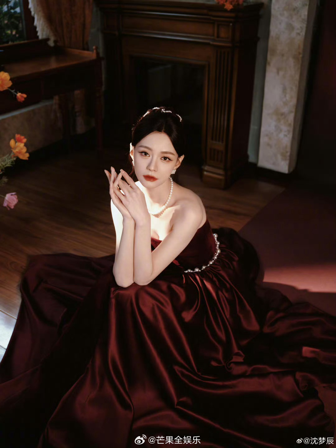 沈梦辰体态舒展挺拔，肩颈线条流畅仪态佳