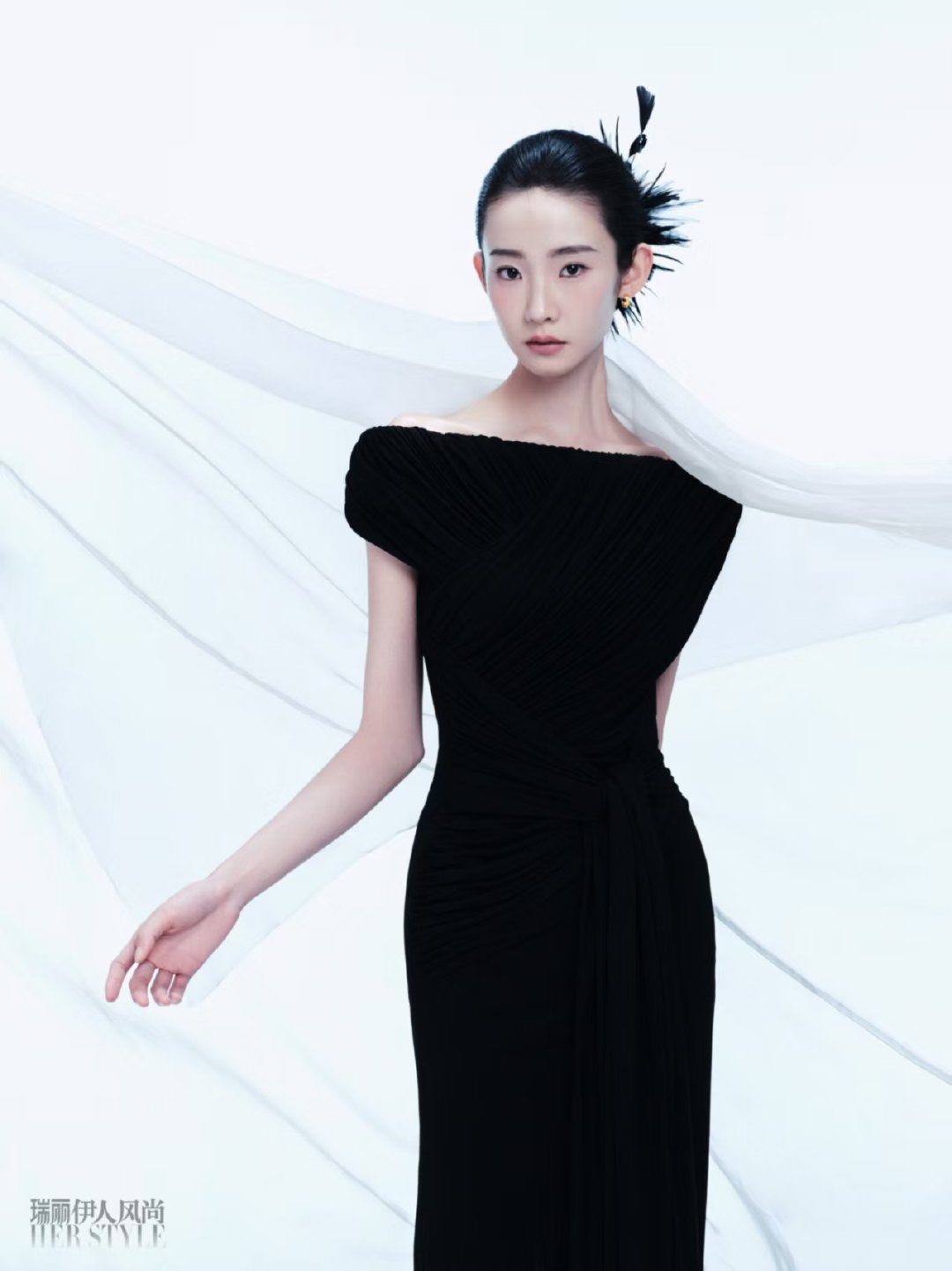 张艺凡身穿白色羽毛裙，简直艺术感十足！ #张艺凡瑞丽伊人风尚国风意境