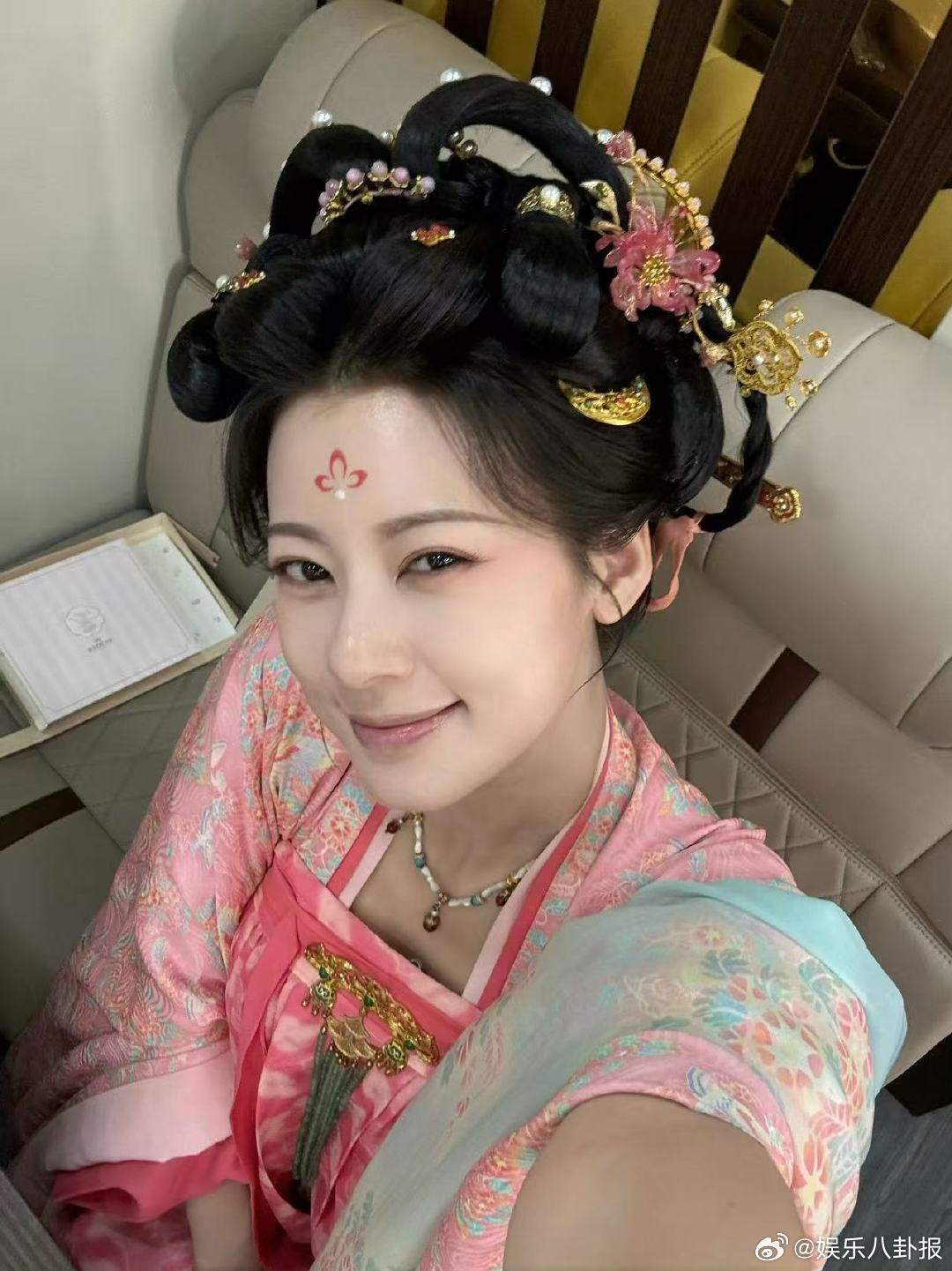 赵昭仪汉服造型惊艳亮相，一改搞笑形象展古典美