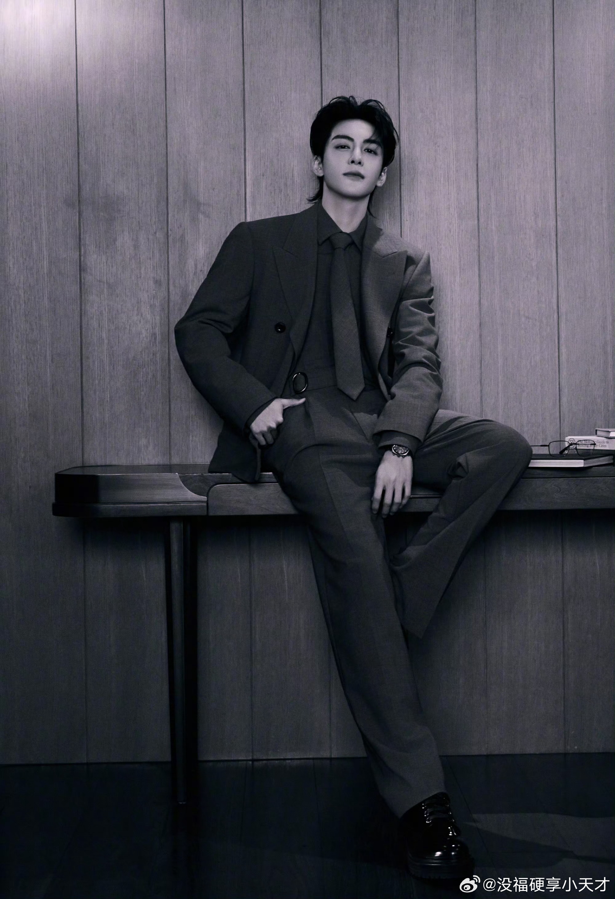 曾舜晞衣帽间手搓唱K镜头感十足