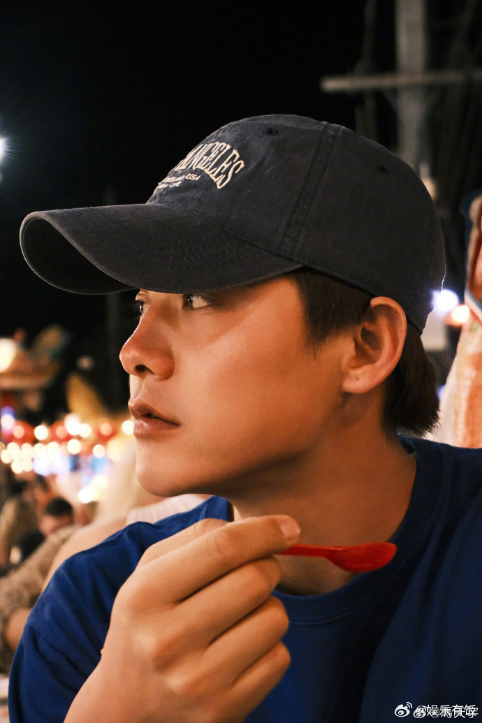 马天宇在普吉岛度假，提醒大家一定要注意防晒，否则会像自己杨洋被晒黑