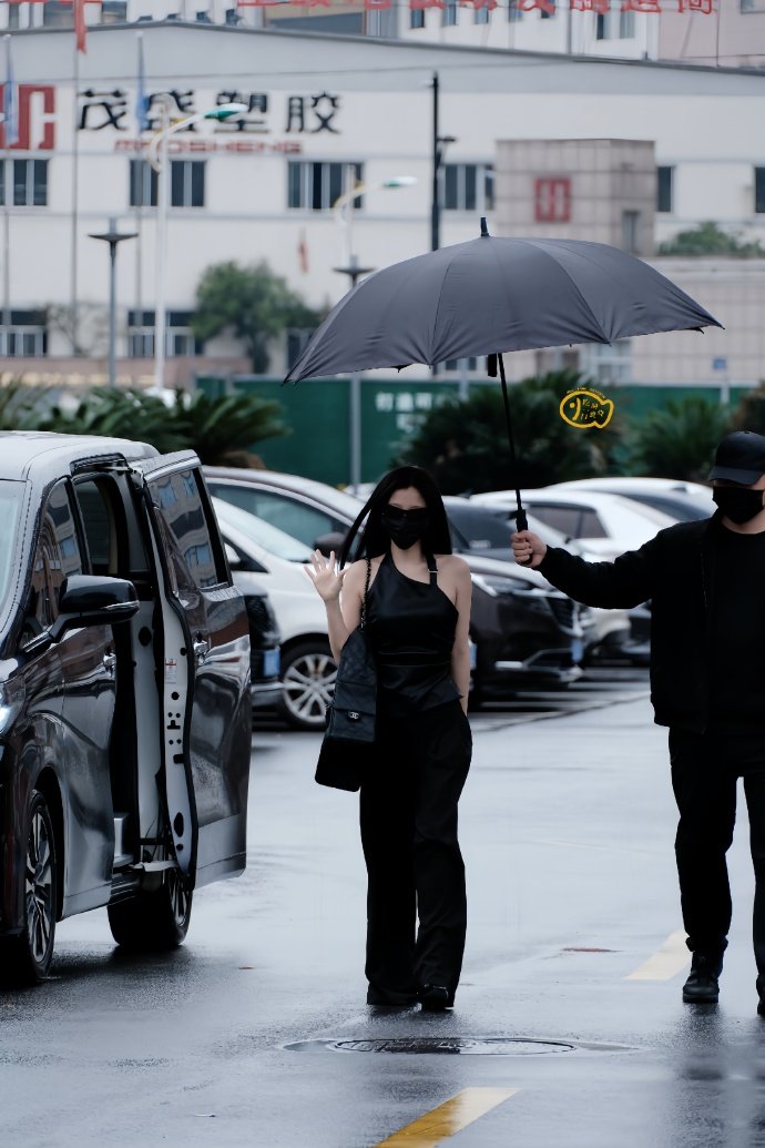 虞书欣黑长直丝绸吊带造型亮相