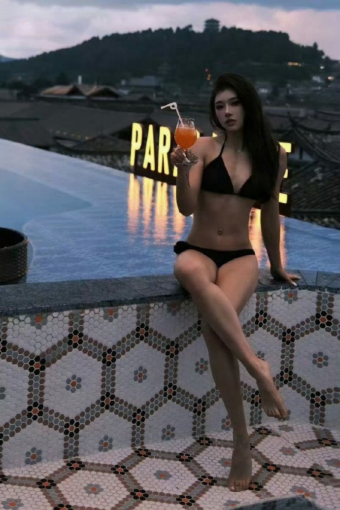 吴艳妮泳装造型展现运动员健美身材