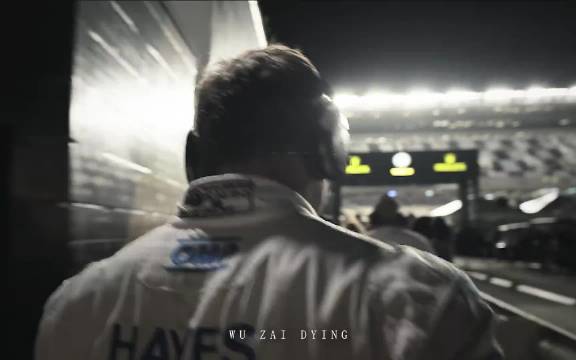 “当五盏红灯熄灭，感受F1赛车引擎轰鸣”