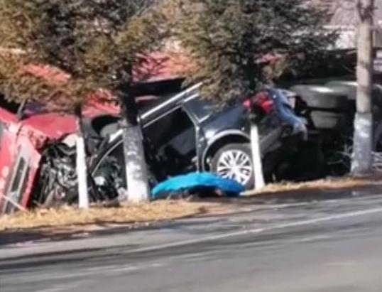 辽宁一SUV与一辆啤酒大货车相撞,3人死亡,网友:远离大货车休闲区蓝鸢梦想 - Www.slyday.coM 辽宁一SUV与一辆啤酒大货车相撞,3人死亡,网友:远离大货车休闲区蓝鸢梦想 - Www.slyday.coM