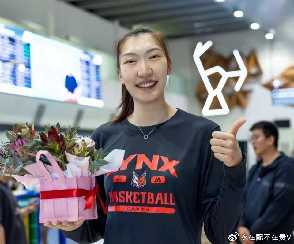 韩旭落地澳洲，正式加盟新球队，管理层接机球迷拉横幅庆祝