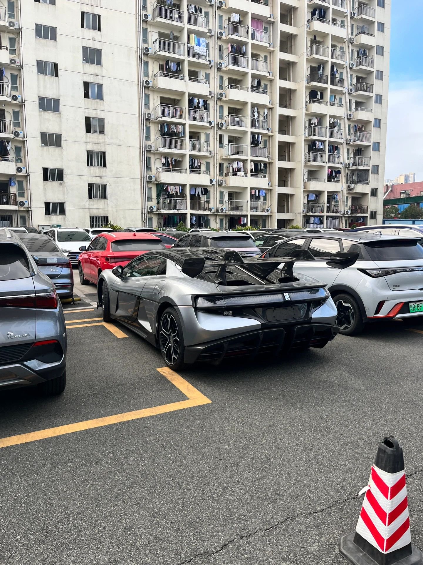 能否用一句话总结，你怎么看买纯电超跑的人？