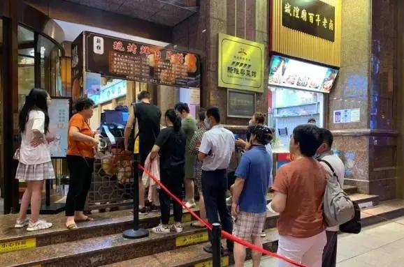 上海人消灭全国一半鲜肉月饼!天不亮光明邨排队开始休闲区蓝鸢梦想 - Www.slyday.coM 上海人消灭全国一半鲜肉月饼!天不亮光明邨排队开始休闲区蓝鸢梦想 - Www.slyday.coM