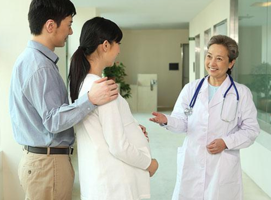 怀孕时妈妈要做10次常规产检，有4次产检，爸爸再忙也要陪同休闲区蓝鸢梦想 - Www.slyday.coM