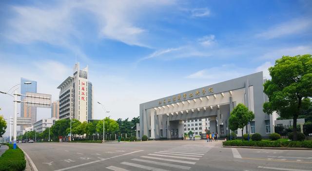 江苏工程职业技术学院 乐观自信 中纺永景·中国国际大学生时装周