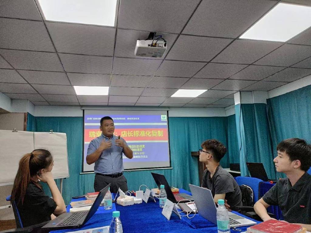 店长标准化手册：店长每天的工作流程与门店运营管理制度休闲区蓝鸢梦想 - Www.slyday.coM