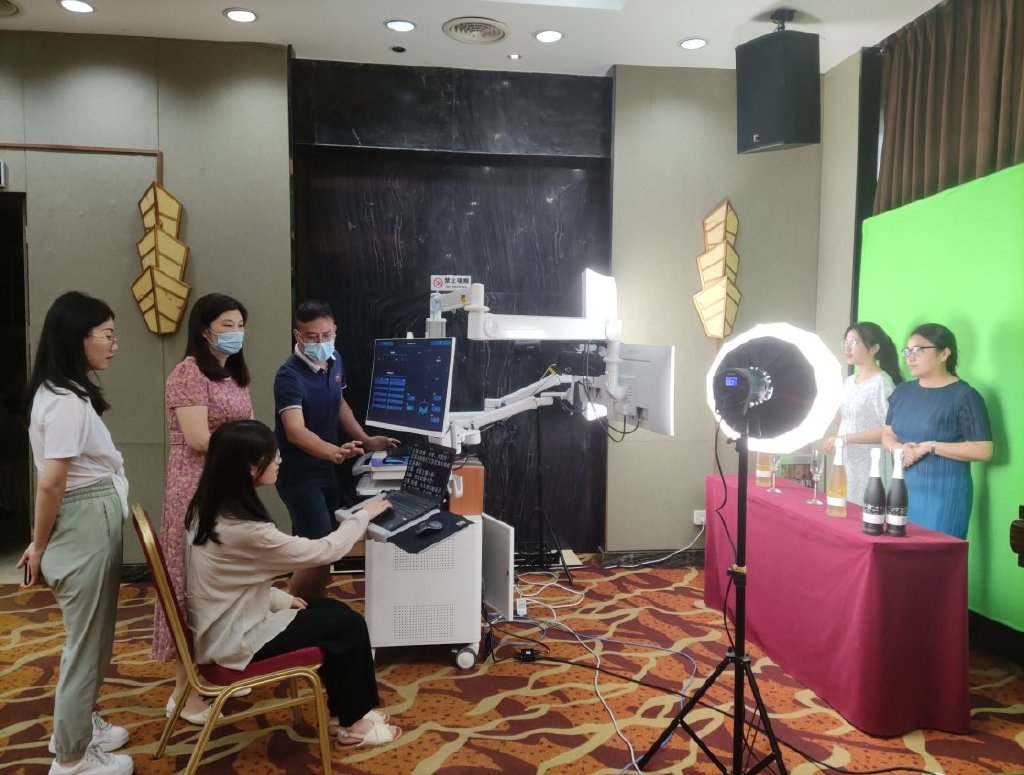 医务人员化身网络“大V”做电商直播 带货还是“专公益”？