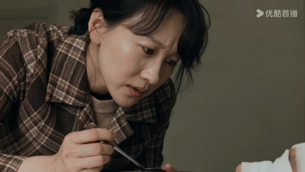 《雪迷宫》最爽的一场戏，家庭主妇秒变大佬，以暴制暴slay全场