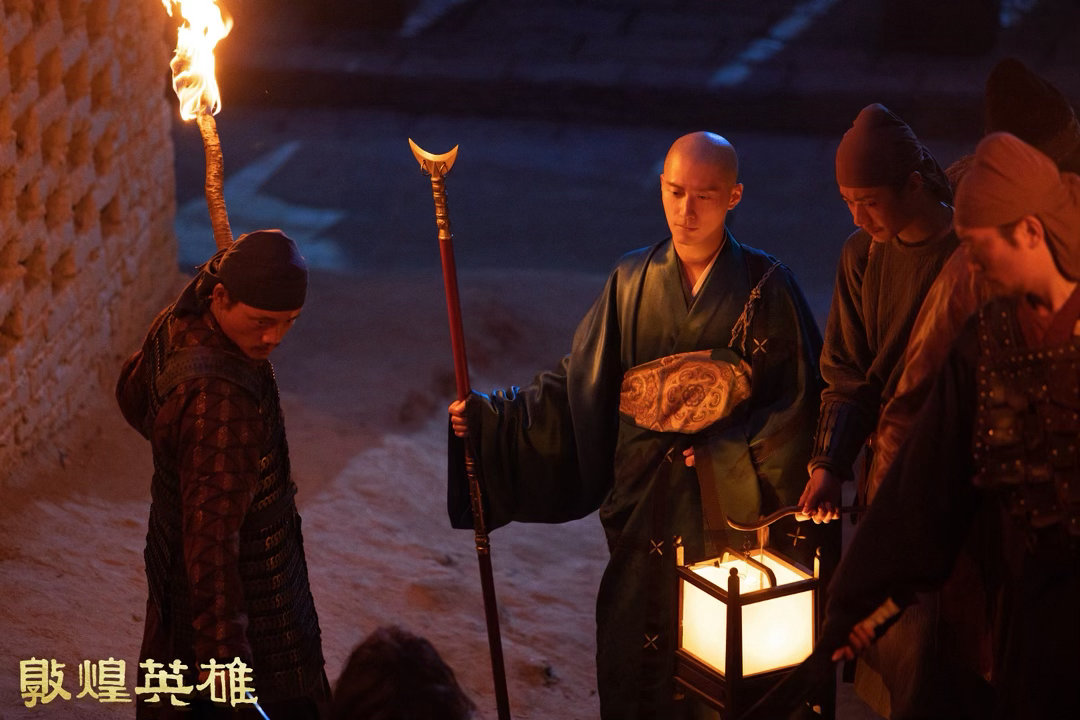 一盏灯，一身甲，一腔孤勇，曹光宗@窦骁 的故事，在银幕缓缓展开，正在热映