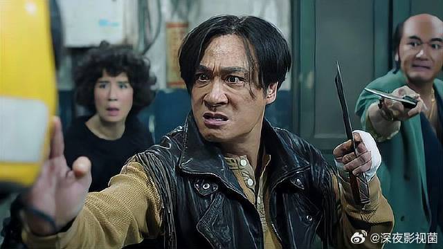 外面突然来了好多人，吴镇宇拿起刀就干，一开门傻眼了