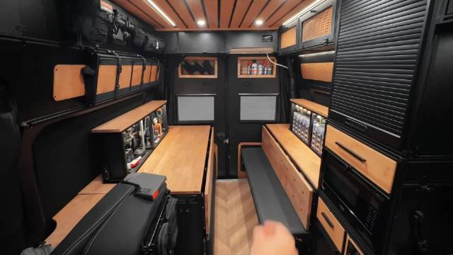 自改秘密基地｜不仅是我的工具车，也是我们一家四口周末露营的移动城堡