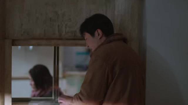 张歆艺《老舅》大衣短发造型惊艳，港风穿搭获赞