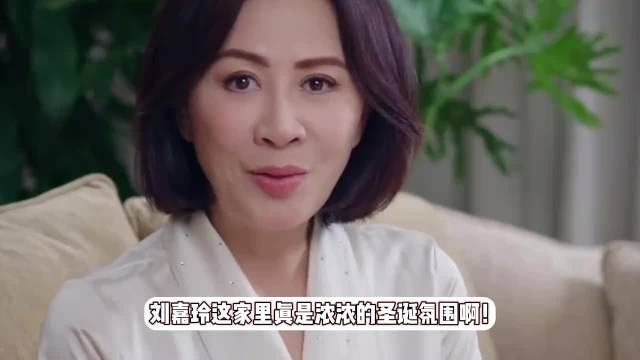 60岁刘嘉玲与友人聚会，贵妇范十足长腿抢眼，家中装修富丽堂皇