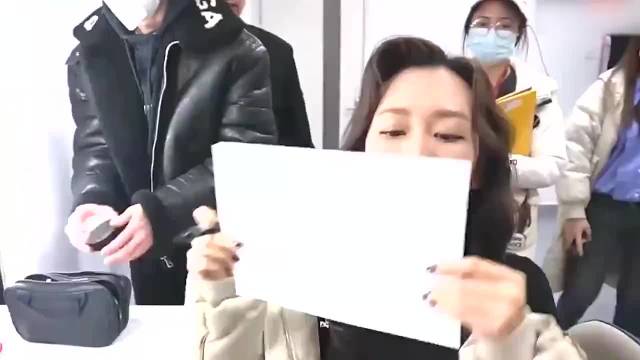 王鸥身材有多好？穿鱼尾裙浮出水面那一刻，网友：这谁能不心动？