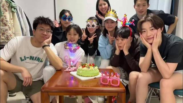 被幸福包围！跳水队齐聚为全红婵庆生，全妹紧挨陈芋汐画面感人