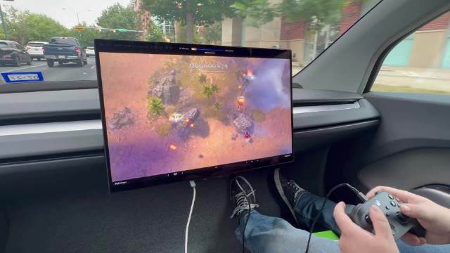 特斯拉的无人驾驶出租车可以连手柄打游戏，但这样真的不晕车吗？