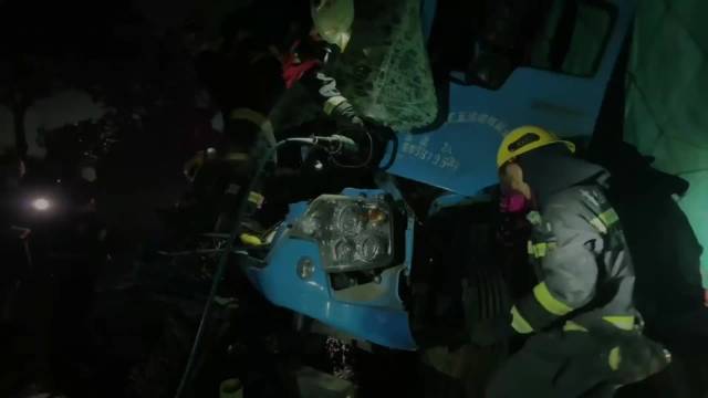 果然视频|男子因追尾事故被困变形驾驶室，消防员破拆施救
