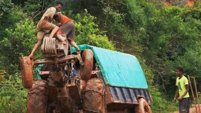 马达加斯加雨季生存战，30公里路拖拉机要走一周，路上就是荒野求生