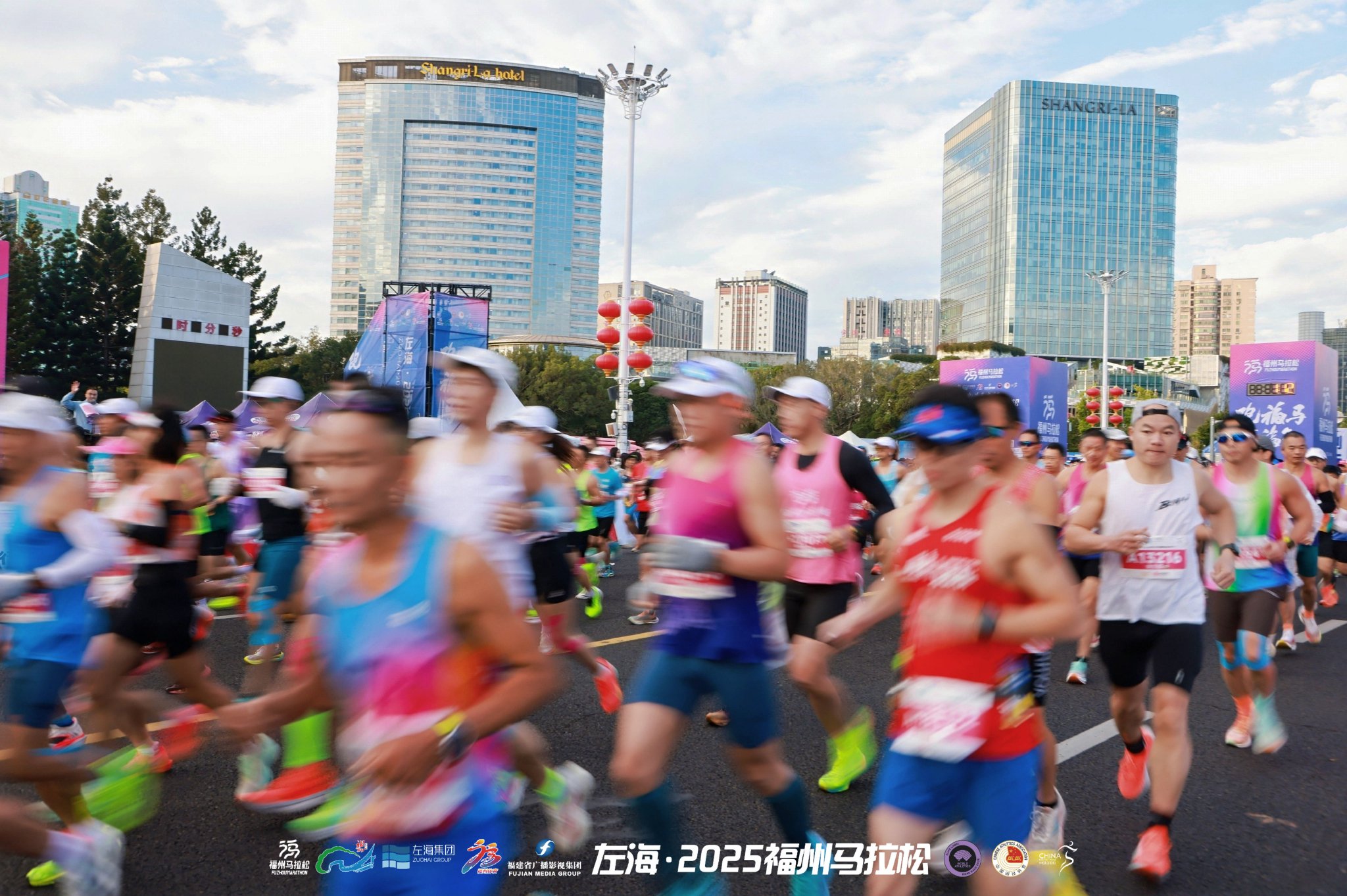 2025福州马拉松鸣枪开赛，三万人踏响榕城